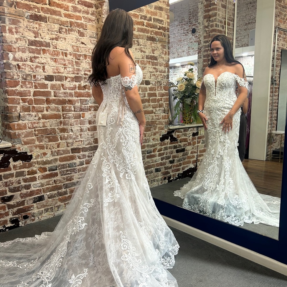 Elegant Lace Off-Shoulder Wedding Dress